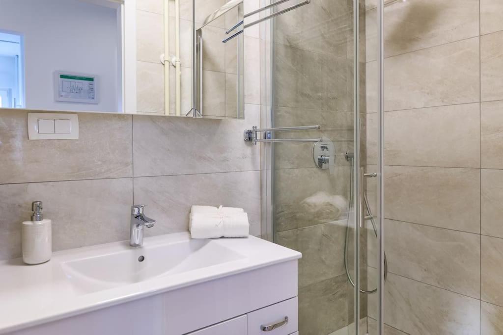 Cozy Enigma: Elegant Haven 1bdr